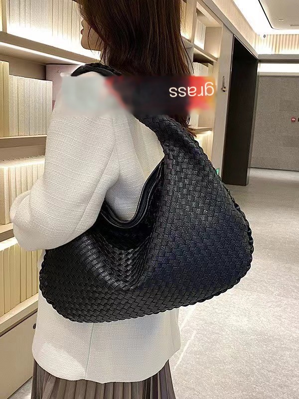 Cross-border niche French woven bag for women, versatile and stylish, suitable as a handbag, underarm bag, or shoulder bag, with a great texture for commuting